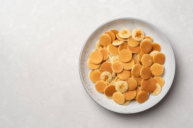 Krep gevreği ya da beton kaplama tabakta mini krep. Üst görünüm, alanı kopyala.