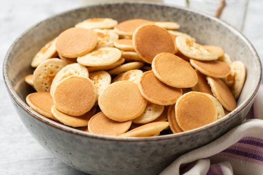 Krep gevreği ya da beton arka planda kasede mini gözleme. Seçici odak.