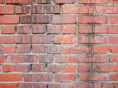 Duvar kırmızı tuğladan yapılmıştır..
