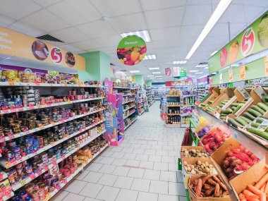 Saratov, Rusya - 18 Aralık 2021: Pyaterochka market süpermarketinin içi. Konserve et ve balık, raflarda sebzeler.