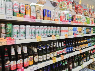 Saratov, Rusya - 18 Aralık 2021: Süpermarket raflarında konserve ve şişe bira.