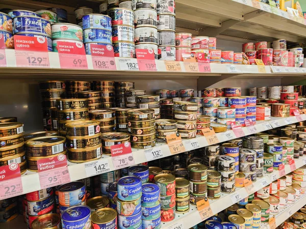 Saratov Russia December 2021 Canned Fish Shelves Russian Grocery Supermarket — Stock Photo, Image