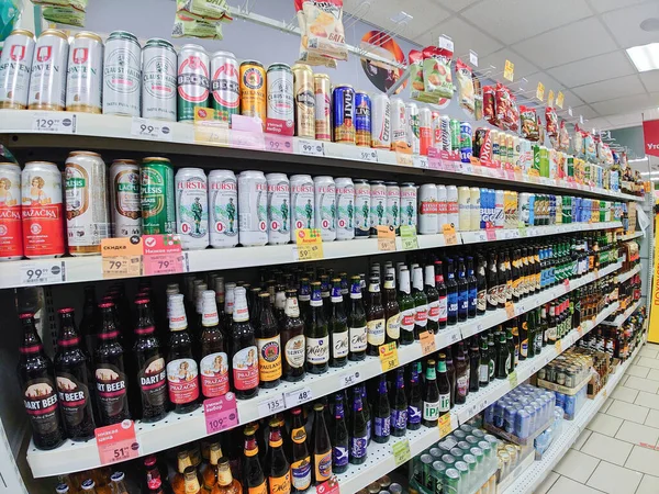 Saratov Russia December 2021 Canned Bottled Beer Supermarket Shelves — Stock Photo, Image