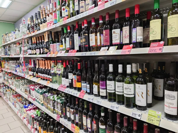 Saratov, Rusya - 18 Aralık 2021: Bir gıda süpermarketinin raflarında şarap şişeleri.