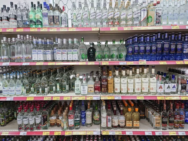 Saratov Rusko Prosince 2021 Alkoholické Nápoje Vodka Tinktury Pálenka Policích — Stock fotografie