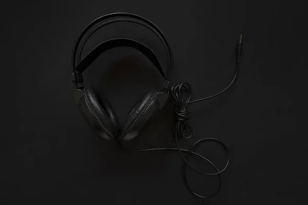 Auriculares Negros Sobre Fondo Negro Con Cable — Foto de Stock