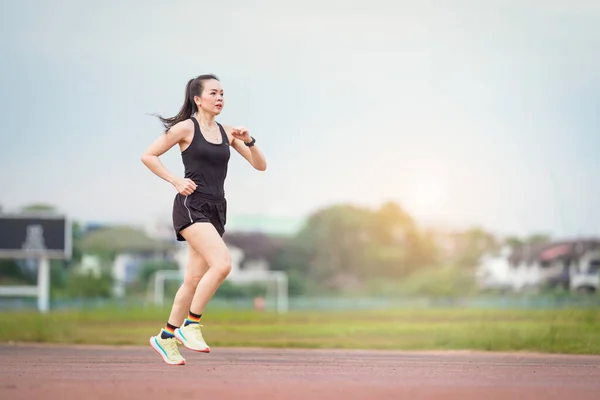 아시아 선수가 생활을 유지하기 아침에 경기장에서 조깅을 활동적 달리기 — 스톡 사진