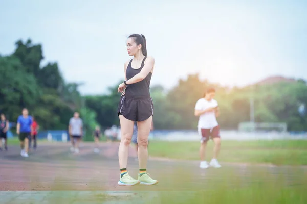 생활을 도심지 스타디움 공원의 야외에서 운동을 스포츠 복장을 장성한 아시아 — 스톡 사진