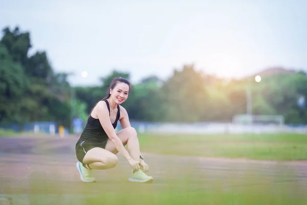 Una Mujer Asiática Madura Hermosa Trajes Deportivos Que Extienden Antes —  Fotos de Stock