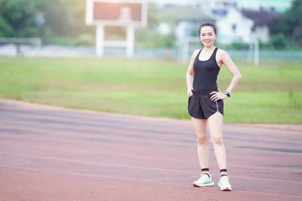 Una Mujer Asiática Madura Hermosa Trajes Deportivos Que Extienden Antes —  Fotos de Stock