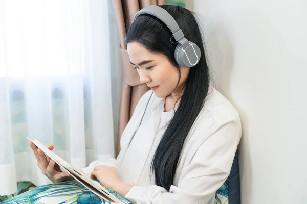 Una Estudiante Universitaria Joven Relajándose Escuchando Música Mientras Estudia Casa —  Fotos de Stock