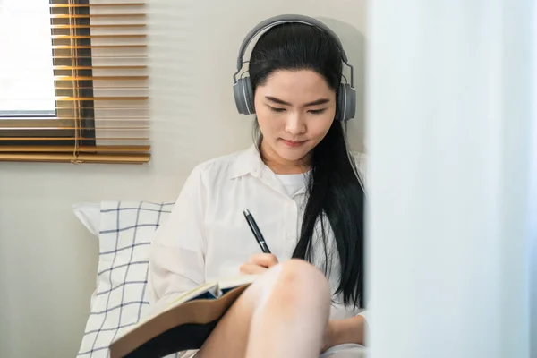 Una Estudiante Universitaria Joven Relajándose Escuchando Música Mientras Estudia Casa —  Fotos de Stock