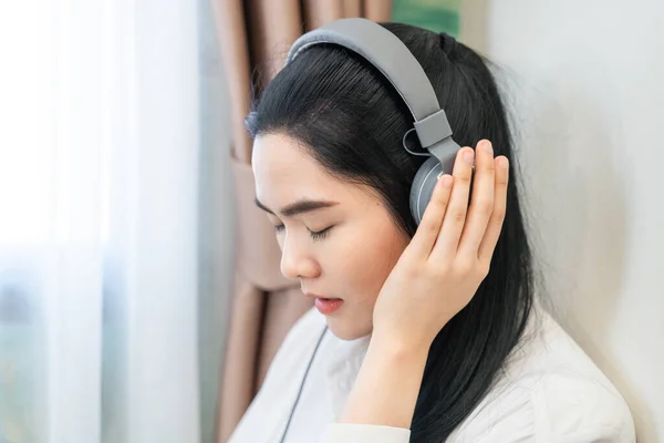 Una Estudiante Universitaria Joven Relajándose Escuchando Música Mientras Estudia Casa —  Fotos de Stock