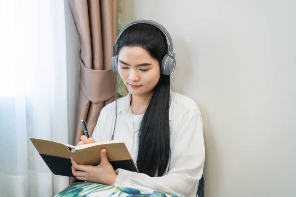 Una Estudiante Universitaria Joven Relajándose Escuchando Música Mientras Estudia Casa —  Fotos de Stock