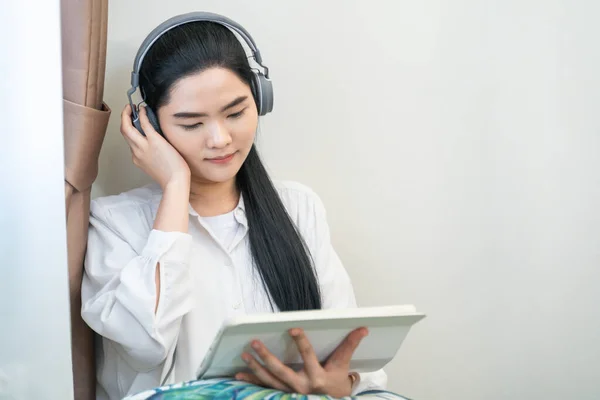 Una Estudiante Universitaria Joven Relajándose Escuchando Música Mientras Estudia Casa —  Fotos de Stock