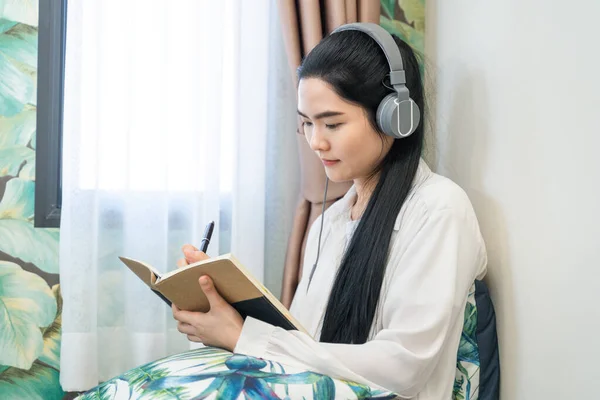 Una Estudiante Universitaria Joven Relajándose Escuchando Música Mientras Estudia Casa —  Fotos de Stock