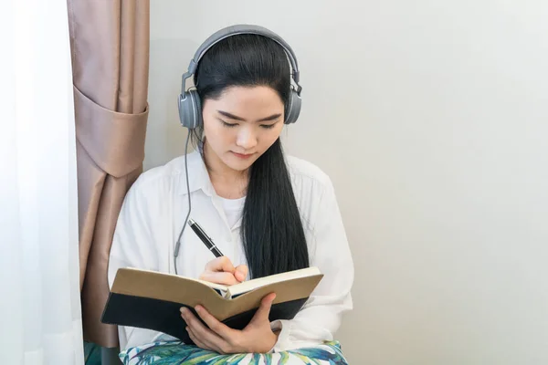 Una Estudiante Universitaria Joven Relajándose Escuchando Música Mientras Estudia Casa —  Fotos de Stock