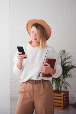 Şapka portresindeki son moda genç kadın.