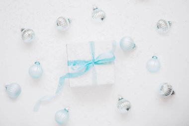 Beyaz arkaplanda yeni yıl ve Noel ağacı süslemeleri