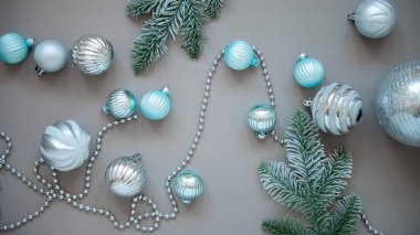 Gri arkaplanda yeni yıl ve Noel ağacı süslemeleri