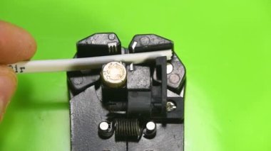 Bakır kablolardan izolasyon çıkarılıyor. (kroma anahtarı)