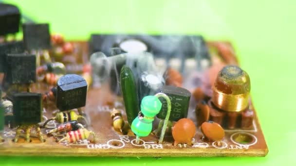 Resistor Rusak Pada Papan Sirkuit Yang Dicetak — Stok Video
