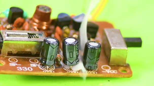 Condensateur Électrolytique Endommagé Sur Carte Circuit Imprimé — Video