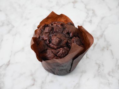 Masanın üzerine çikolatalı muffin