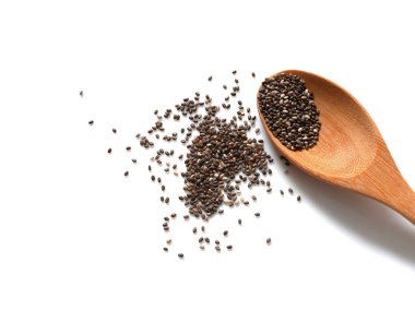 Tahta kaşık beyaz arka plan üzerinde izole Chia tohum. Üstten Görünüm.