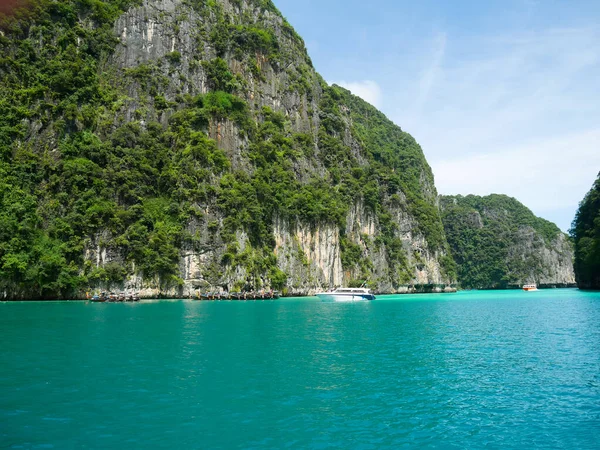 Длиннохвостые Лодки Кристально Чистой Водой Лагуне Пилех Краби Таиланд — стоковое фото