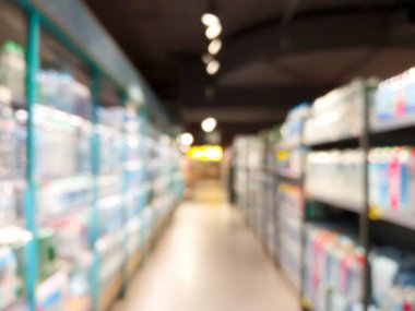 Süpermarketteki raflarda bulanık ürünler