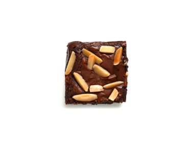 Lezzetli ve çıtır çıtır ev yapımı çikolatalı browni üzerine de beyaz arka planda izole badem.
