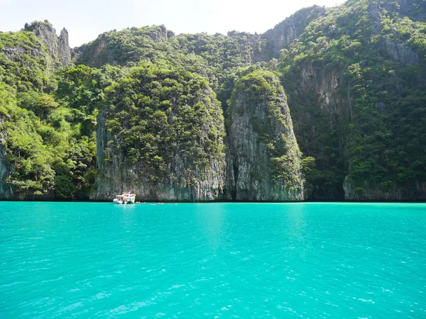 Лодки Много Туристов Кристально Чистой Водой Лагуне Пилех Краби Таиланд — стоковое фото