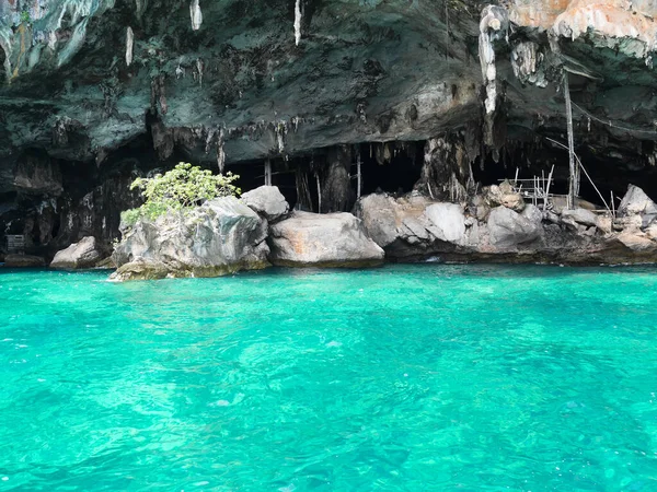 Пещера Викингов Сбора Птичьих Гнёзд Кристально Чистой Водой Краби Таиланд — стоковое фото