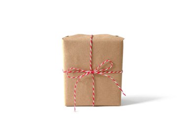 El yapımı Noel hediyesi kutusu beyaz arka planda izole edilmiş. Noel arkaplanı.