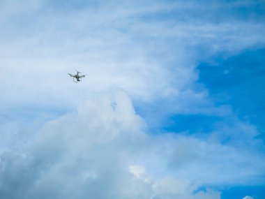 İHA ya da İHA havada uçuyor.