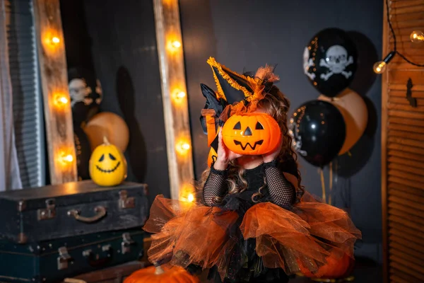 Glad Halloween Söt Liten Häxa Med Pumpa För Huvud Bakgrund — Stockfoto