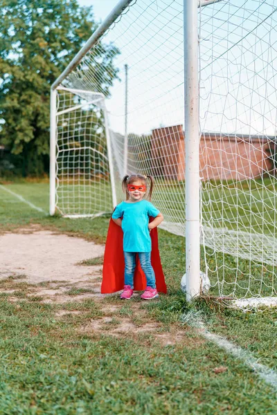 Маленькая Девочка Костюме Супергероя Играет Футбол Свежем Воздухе Счастливая Девушка — стоковое фото