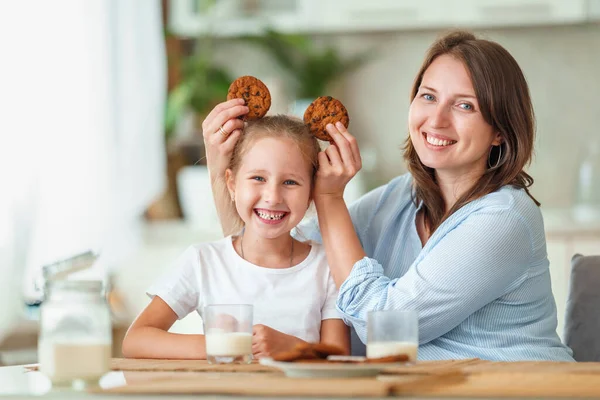 Happy Loving Family Mom Daughter Playing Sitting Table Having Breakfast — Stock Photo, Image