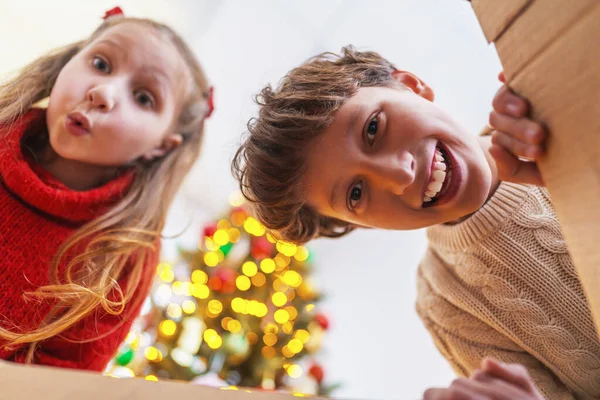 Удивлённые Милые Дети Девочка Мальчик Открывают Рождественский Подарок Маленький Ребенок — стоковое фото