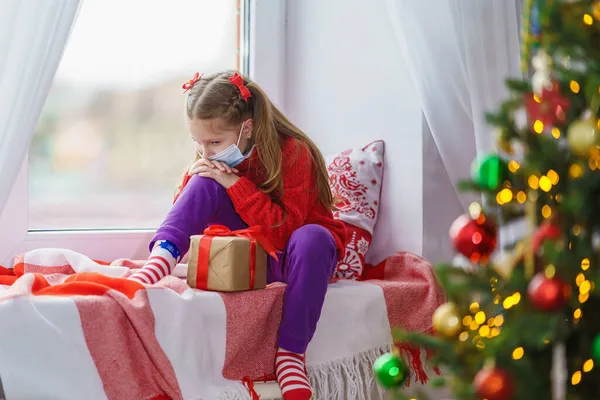 Mignonne Petite Fille Est Assise Près Fenêtre Avec Une Boîte — Photo