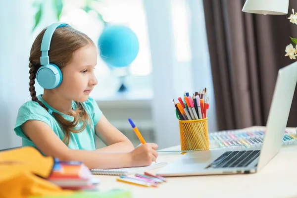 Figyelmes Kislány Fejhallgatót Visel Laptopot Használ Hogy Videóhívást Kezdeményezzen Tanárával — Stock Fotó