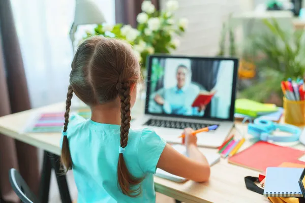 Kislány Laptopot Használ Hogy Videóhívást Kezdeményezzen Tanárával Gyermek Szeret Távolról — Stock Fotó