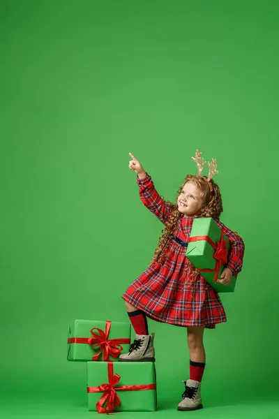 Pequena Menina Anos Idade Com Cabelo Encaracolado Chifres Veados Dourados — Fotografia de Stock