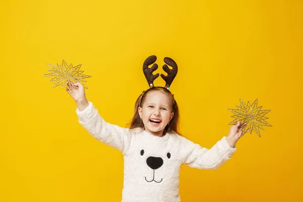 Ευτυχισμένο Κοριτσάκι Ελαφοκέρατα Χριστουγεννιάτικα Αστέρια Κίτρινο Φόντο Παιδί Είναι Ευτυχισμένο — Φωτογραφία Αρχείου