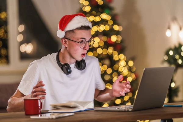 Förvånad Tonåring Bär Hörlurar Använder Bärbar Dator För Att Förbereda — Stockfoto