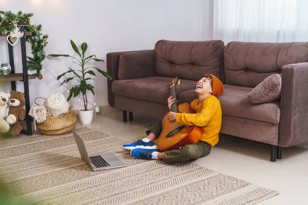 Niño Pequeño Pre Adolescente Tocando Guitarra Viendo Lecciones Línea Ordenador Fotos De Stock Sin Royalties Gratis