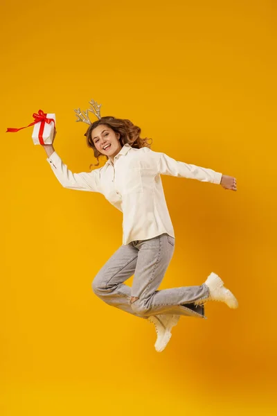 Счастливая Улыбающаяся Девушка Подарочными Коробками Красными Лентами Руках Оленьими Рогами — стоковое фото