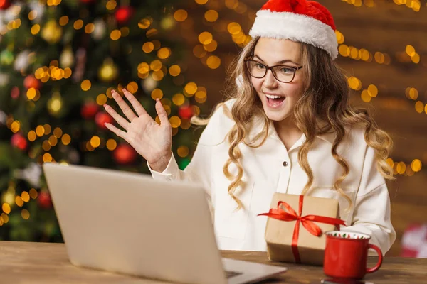 Счастливый Студент Подросток Шляпе Очках Санта Клауса Использует Ноутбук Дистанционного — стоковое фото