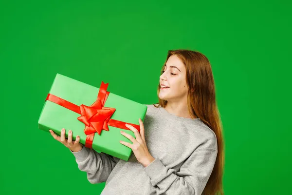 Симпатичная Девочка Лет Стоящая Зелеными Подарочными Коробками Зеленом Фоне Студии — стоковое фото